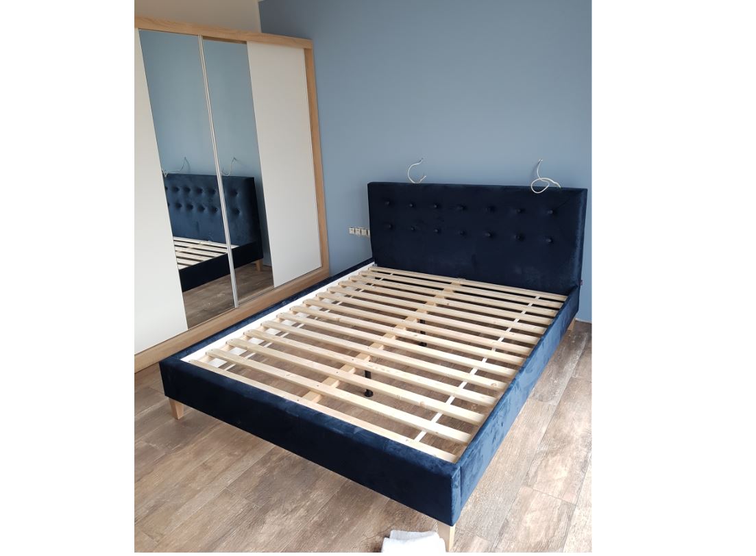 Granatowe łóżko tapicerowane w stylu skandynawskim DAWID